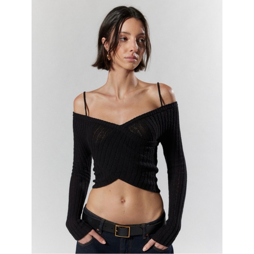 SILENCE + NOISE DELANEY OFF-THE-SHOULDER CROPPED SWEATER